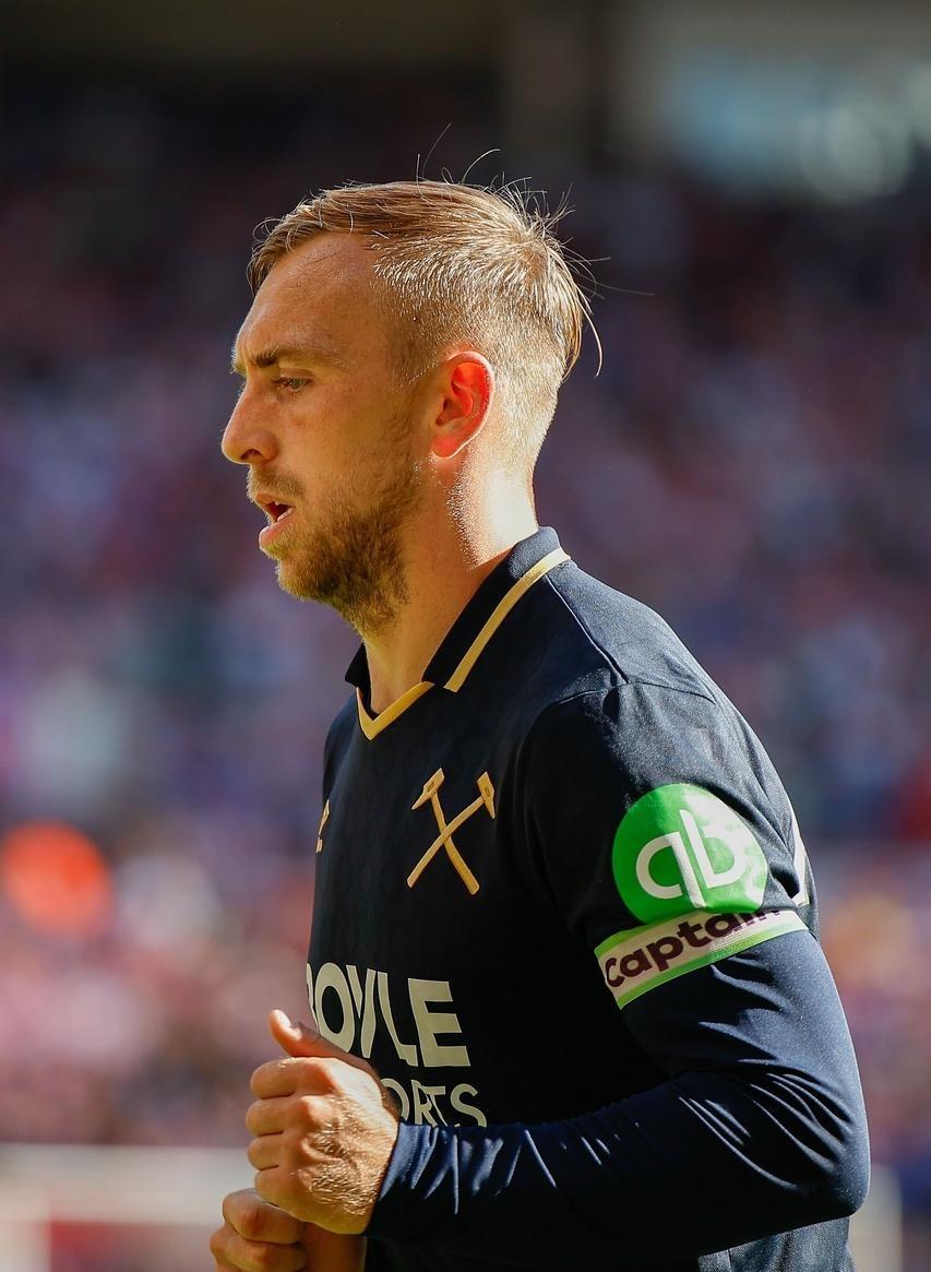 转折点!上海海港防线松动,英超集结日攻防权衡,球迷炸锅,训练强度明显提升的简单介绍 转折点!上海海港防线松动,英超集结日攻防权衡,球迷炸锅,训练强度明显提升的简单介绍